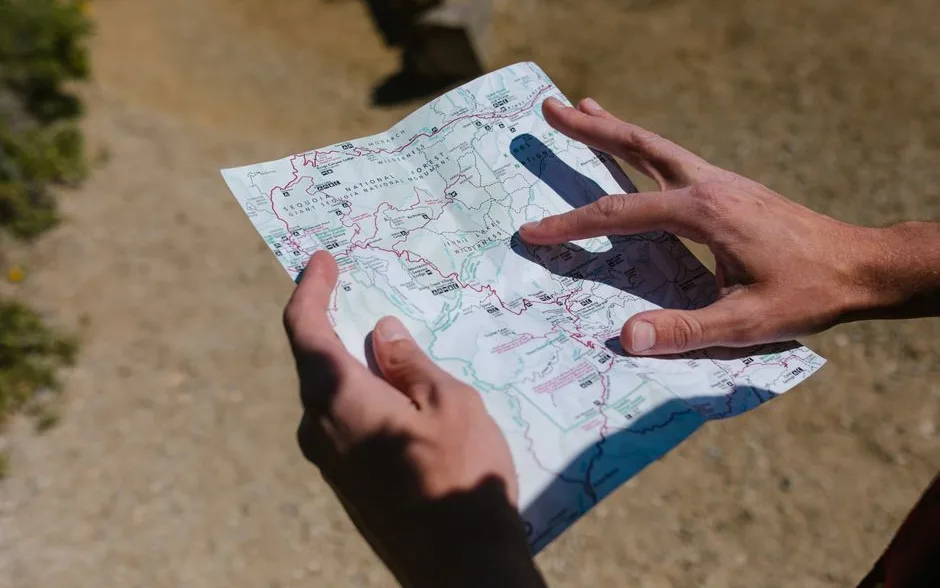 Mains qui tiennent une carte de randonnée avant la sortie